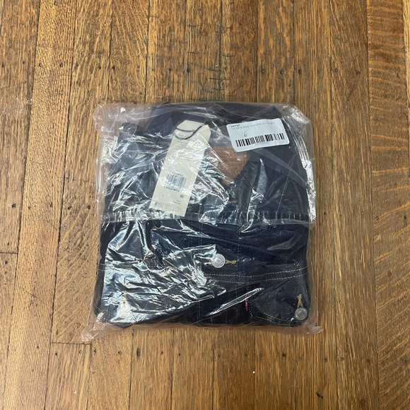 Dark wash Levi’s cropped jean jacket💎 - Picture 9 of 10